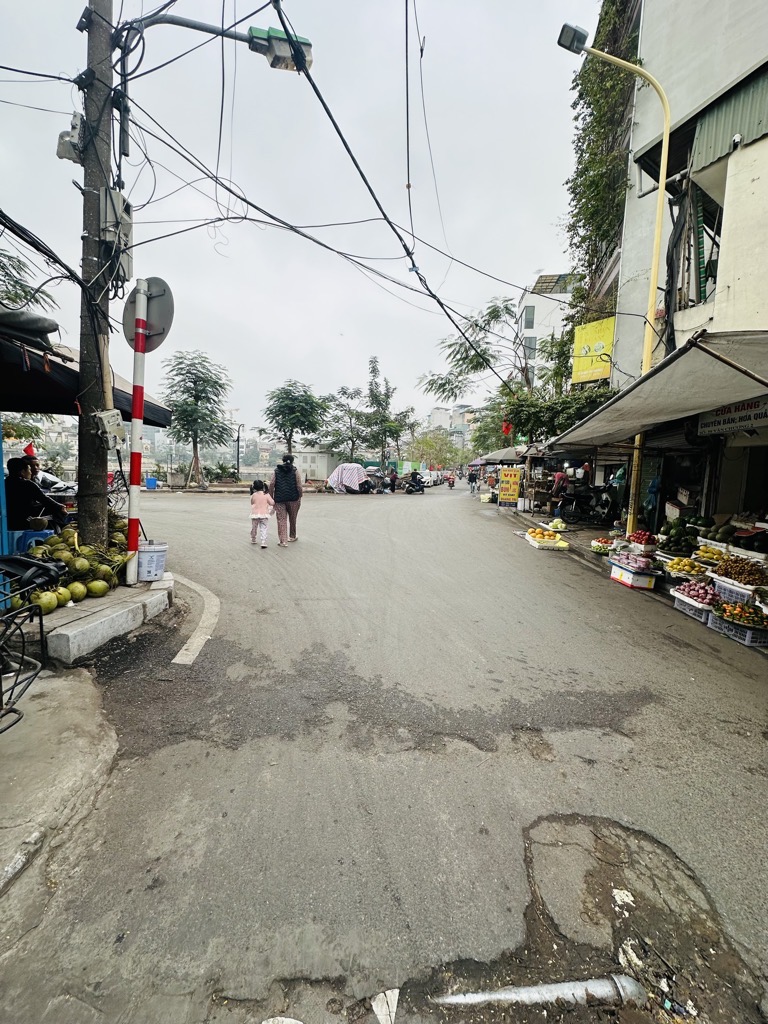 BÁN NHÀ TẬP THỂ TẦNG 1 MẶT NGÕ VĂN CHƯƠNG - MẶT CHỢ KINH DOANH SẦM UẤT - Ô TÔ TRÁNH VỈA HÈ - DÒNG TIỀN 10 TRIỆU/THÁNG 