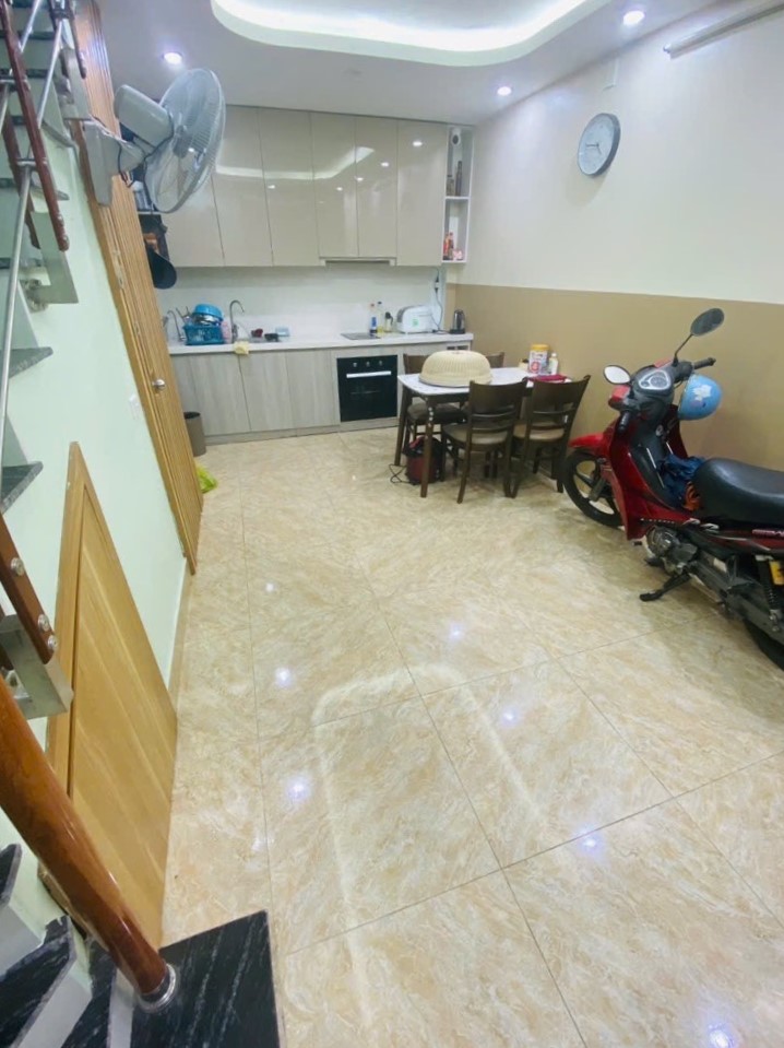 BÁN NHÀ SÁT MẶT HỒ VĂN CHƯƠNG - 5M RA HỒ - NHÀ  ĐẸP Ở NGAY - NGÕ RỘNG THOÁNG
